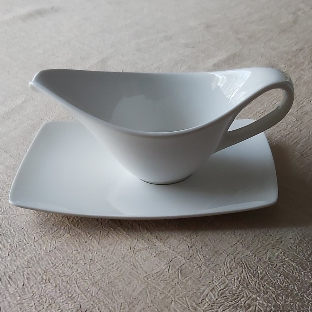 White Bowring Sauce Boat With Dish